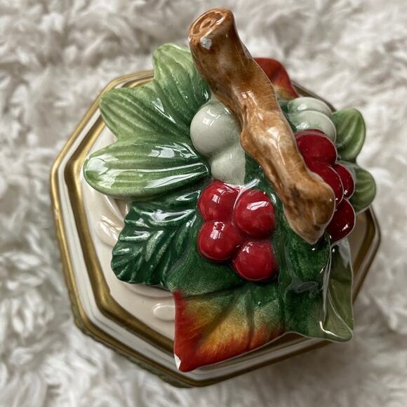 Fitz and Floyd Classics 2004 Winter Wonderland Ceramic Lidded Box - Picture 2 of 10